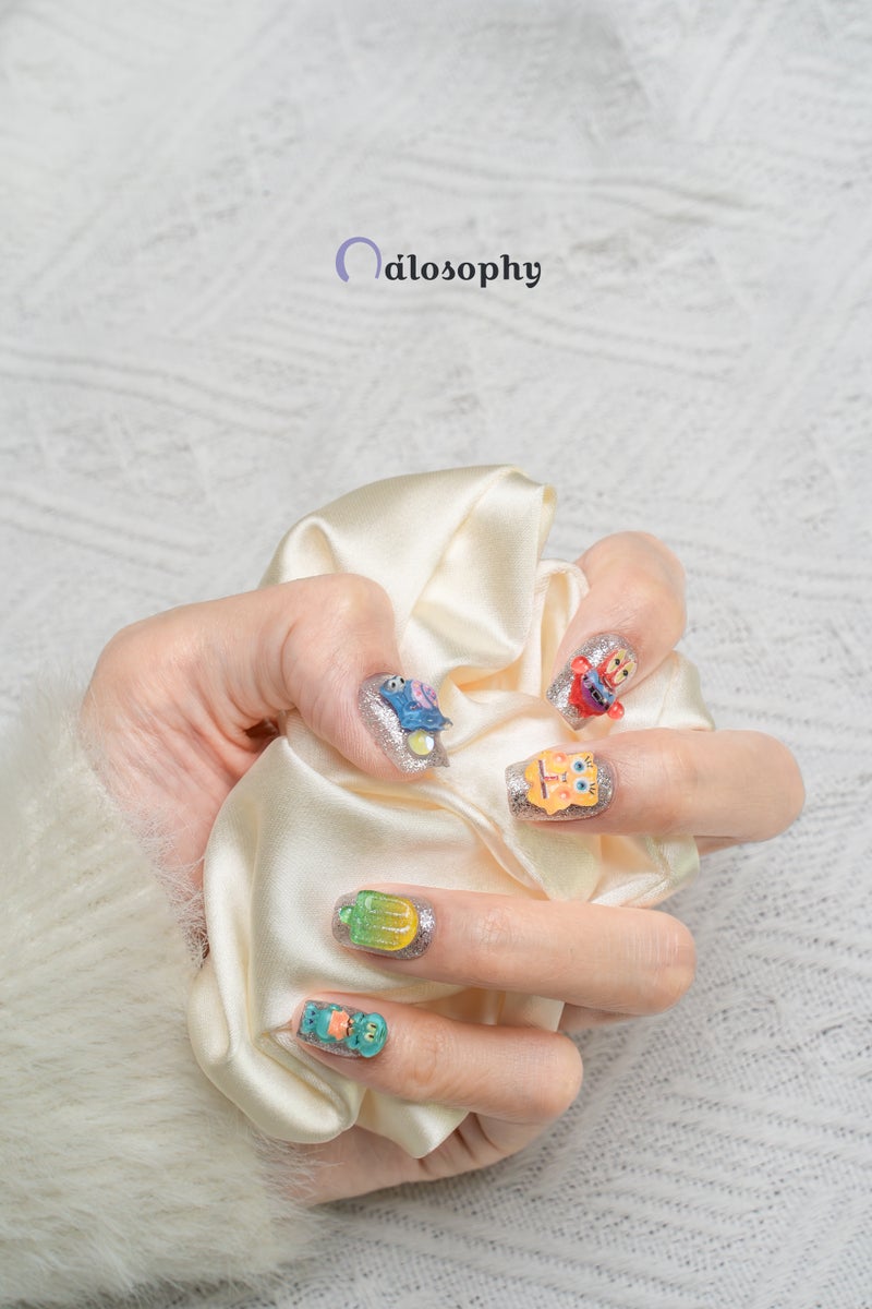 Nailosophy أظافر فاخرة مصنوعة يدويًا قابلة للصق 3D أصدقاء المحيط الكرتونيين الجلّيين على لمعة فضية | شكل مربع - Image 5